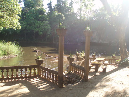 Hier bei den Mena Creek Falls konnten die Gäste am Wasser picknicken