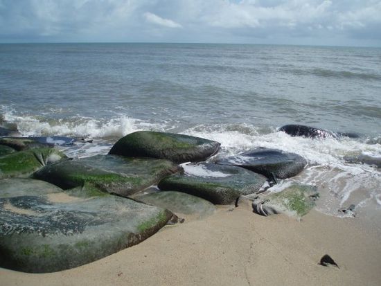 Das sind keine Steine, wie ich im ersten Moment dachte, sondern Sandsaecke, um den Strand zu befestigen!