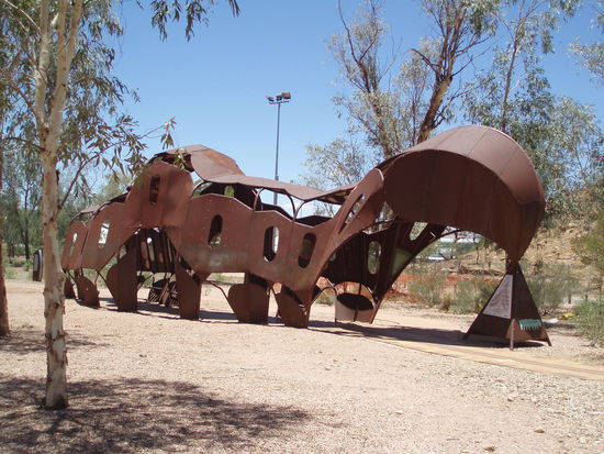 Diese Skulptur stellt die Yeperenye-Raupe dar, die in der Traumzeit Alice Springs (Mparntwe) erschuf. Sie ist eines der wichtigsten Traumzeitwesen der Arrernte, der Aborigines dieser Gegend.