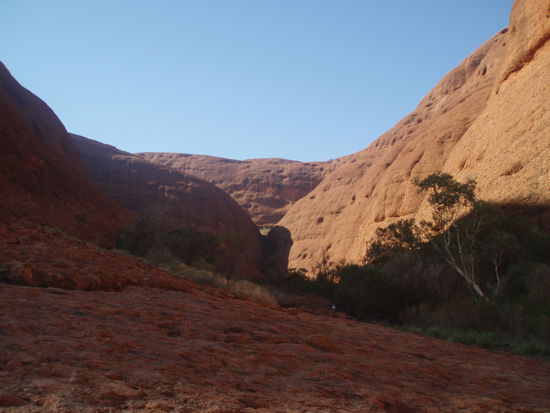 Es sind nur wenige Stellen der Felsen für Besucher zugänglich, da Kata Tjuta den Anangu so heilig ist. An vielen Orten werden Zeremonien und religiöse Rituale abgehalten.