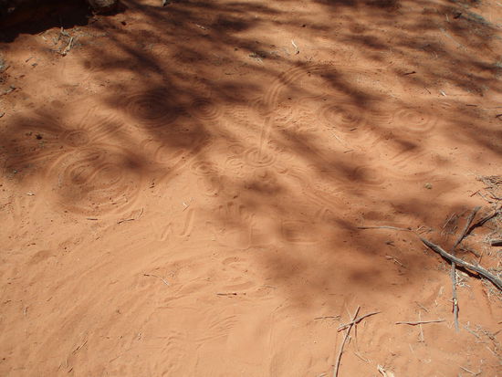 Craig erzählte uns die Traumzeitgeschichte seines Landes und malte dazu in den Sand - am Ende entstand so eine Karte von Oak Valley. Hier verstand ich zum ersten Mal, was es wirklich mit der Verbindung von Traumzeit und Land auf sich hat.