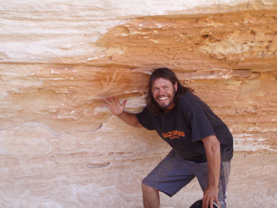 Hier führte er uns vor, wie die Ockermalerei funktioniert