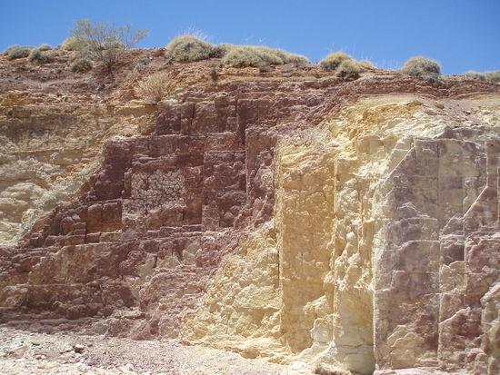 Auf der Weiterfahrt stoppten wir bei den Ochre Pits. Hier gibt es viele natürliche Ockerfarben, die die Anangu für ihre Malereien benutzen. Früher handelten sie mit diesen Farben und gaben sie an andere Gruppen weiter, weshalb die Anangu immer sehr wohlhabend waren - die anderen Gruppen waren auf die Farben angewiesen und gaben den Anangu quasi was sie haben wollten.