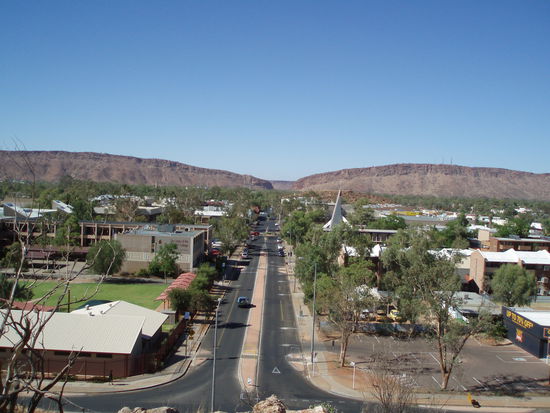 Hier sieht man, wie genau bei Alice Springs die West MacDonnell Ranges und East MacDonnell Ranges aufeinander treffen
