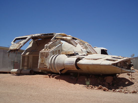 Wegen der kargen Mondlandschaft wurden außerhalb von Coober Pedy mehrere Sience Fiction-Filme gedreht, deren Überbleibsel man ebenfalls in der Stadt antrifft: Hier ein Raumschiff aus dem Film Pitch Black