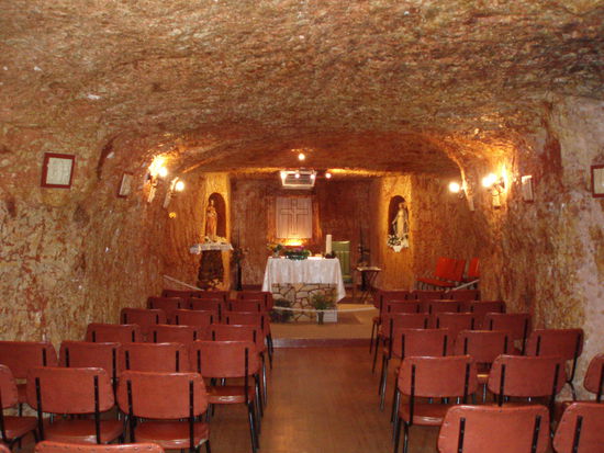 Der Gottesdienstraum liegt natürlich unter der Erde!