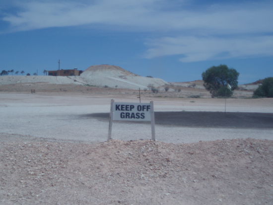 Der Golfplatz mit traditionellem, nicht ganz Sinn machendem Schild