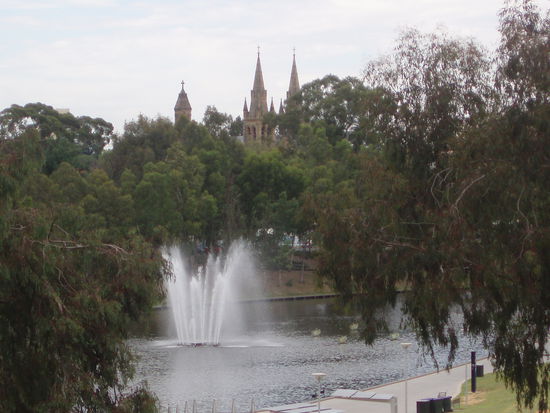 Elder Park, ein ruhiger Ort am Torrens River nördlich der Innenstadt