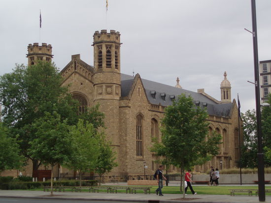 University of Adelaide - bei den schönen Gebäuden kann man fast neidisch werden! Dies ist die Bonython Hall, gebaut 1936 - sieht aber viel älter (und sehr, sehr britisch) aus.