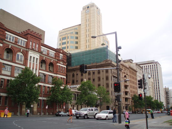 North Terrace, die Nordachse der Stadt. Hier findet man auch einige Sehenswürdigkeiten.