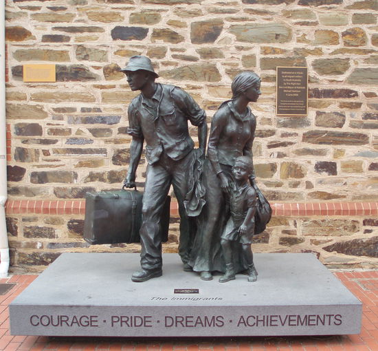 Mut - Stolz - Träume - Errungenschaften: Dieses Denkmal steht symbolisch für Tausende von Einwanderern, die nach South Australia gekommen sind