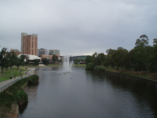 Der Torrens River bildet die nördliche Grenze der Innenstadt.