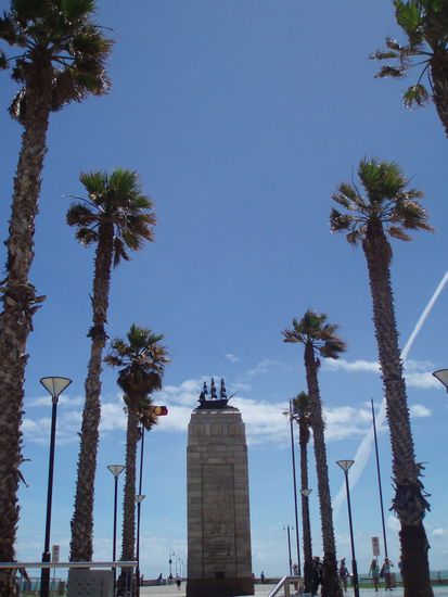 Pioneer Memorial, errichtet im Jahr 1936 zur Feier des Hundertjährigen Jubiläums des Staates South Australia. Das Schiff ist wieder ein Modell der HMS Buffalo.