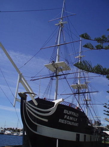 Eine Replique der HMS Buffalo, des Schiffes, das die ersten freien Siedler in die neue Kolonie South Australia brachte. Das Original wurde 1813 in Indien gebaut und segelte 1833 erstmals nach Australien, mit 180 weiblichen Sträflingen an Bord. Nachdem das Schiff freie Siedler, darunter den Gouverneur, nach Glenelg gebracht hatte, wurde es 1840 in einem Sturm zerstört.
Neben einem Restaurant gibt es in dieser Nachbildung auch ein Museum, das aber leider geschlossen war.