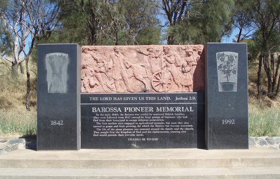 Hier steht ein Denkmal für die ersten europäischen Siedler des Landstrichs, mit sicherlich diskutierbaren Aussagen...