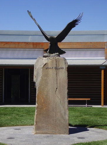 Die Aborigines nennen den Ort, an dem das Weingut sich befindet, Bilyara, was Keilschwanzadler bedeutet. Also hat Wolf Blass dieses Symbol adoptiert und zum Logo des Weinguts gemacht. Wie praktisch, dass es ein Adler war - ob er wohl auch ein Possum als Symbol genommen hätte?