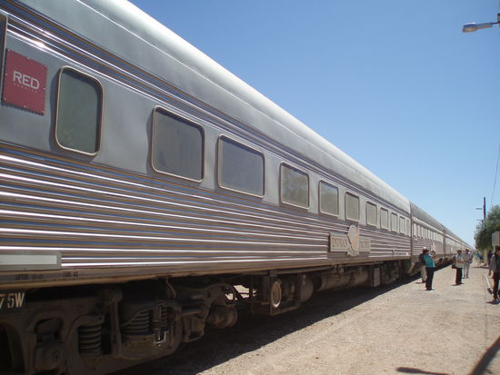 Im Bahnhof von Cook: Der Zug scheint rechts...