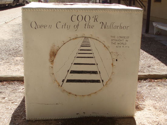 Cook liegt mitten in der Nullarbor Plain, an der längsten geraden Strecke der Welt