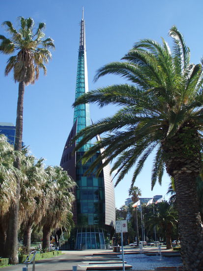 Der Swan Bell Tower am Hafen, der 1988 zum zweihundertjährigen Jubiläum Australiens errichtet wurde und mittelalterliche Glocken aus London enthält.