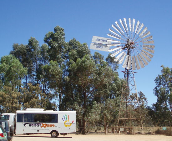 Frühstücksstop irgendwo an einem Roadhouse, links unser Allradbus