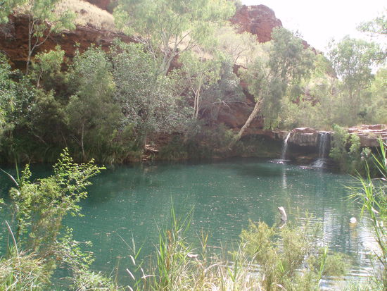 Fortescue Falls, ein wichtiger Ort für die Aborigines. Darum soll man sich hier ruhig verhalten und keinen Lärm im Wasser machen.