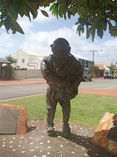 Dieses Denkmal erinnert an die Aborigines, die als Perlentaucher arbeiteten.