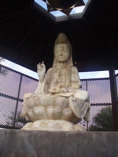 Buddha's Sanctuary: Ein Garten mit einer über drei Meter großen Buddhastatur, die von Hand in Kristall gemeißelt wurde. Umgeben ist sie von einem Mandala aus verschiedenen Edelsteinen. Es gibt auch eine Plattform zum Meditieren.