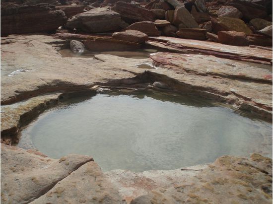 Anastasia's Pool, von einem Leuchtturmwärter für seine kranke Frau in die Felsen gebaut, damit sie im Meerwasser baden konnte.