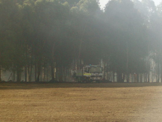 Sieht aus wie ein Buschfeuer, hier wird aber nur abgebrannt, um einem Buschfeuer zuvorzukommen.