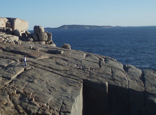 Um mal die Größenverhältnisse zu zeigen: Links ist ein Mensch!