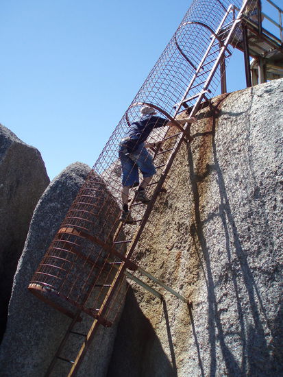 Die letzten Meter legt man auf einer Leiter nah am Abgrund zurück, um dann auf einem kleinen Felsen zu sitzen, von dem aus es überall ohne Geländer steil runter geht... Da kniff wieder mal die Hälfte der Gruppe. Man hatte auch von unterhalb der Leiter eine tolle Aussicht.