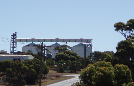 Einkaufsstop in Raventhorpe, der Hauptstadt des Getreideanbaus. Man sieht es an den riesigen Silos.