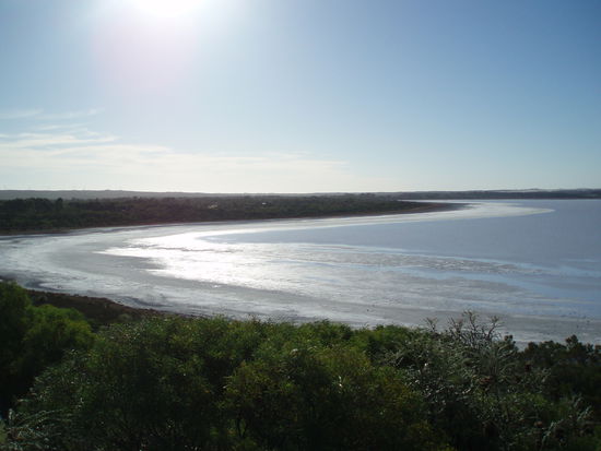 Bei Esperance gibt es eine "Great Ocean Road", quasi die kleine Schwester der berühmten Straße in Victoria. Diese hier kann man in kurzer Zeit abfahren und sieht: Pink Lake, einen Salzsee...