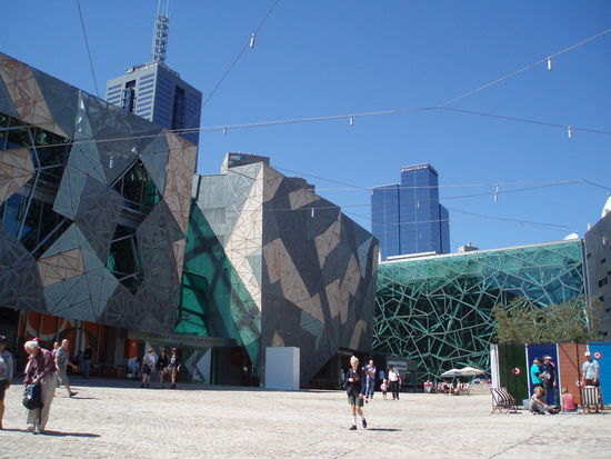 Der Federation Square in der Mitte der Stadt ist ein zentraler Treffpunkt und wurde gerade zum fünfthässlichsten Gebäudekomplex der Welt gewählt - so schlimm find ichs gar nicht!