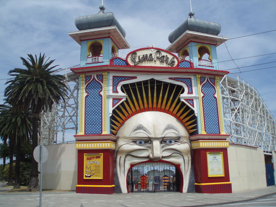 Der Eingang zum Luna Park, einem altmodischen Freizeitpark in St. Kilda, der seit 1912 existiert