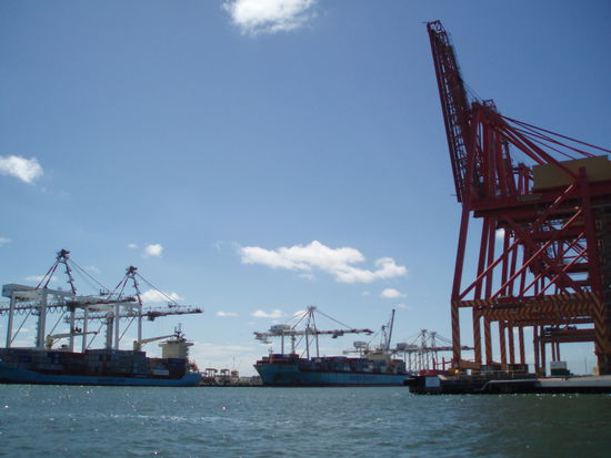 Im Hafen liegen riesige Frachtschiffe