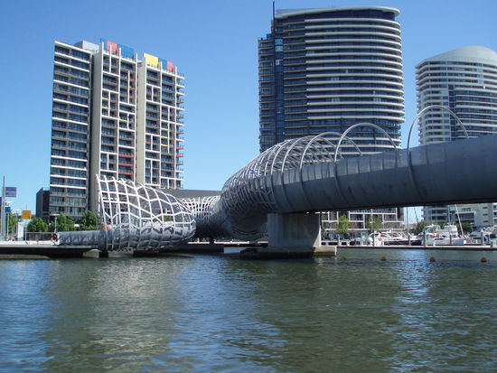 Diese Brücke hat die Form einer Aalfalle der Koorie