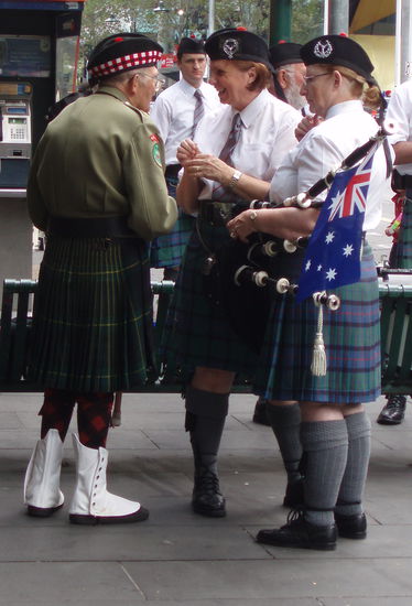 Warten auf die Parade - eine der vielen schottischen Gruppen. Der schottische Einfluss ist an vielen Ortsnamen in Victoria zu sehen (Grampians, Dunkeld, St Kilda...)
