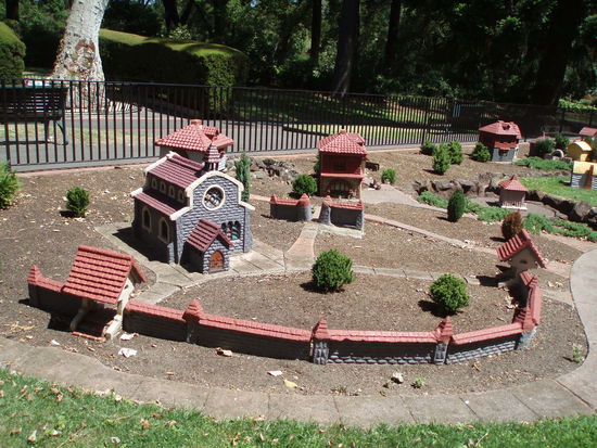 Dieses Miniatur-Tudor-Dorf wurde der Stadt Melbourne von einem englischen Dorf geschenkt, aus Dankbarkeit für die Unterstützung im Zweiten Weltkrieg