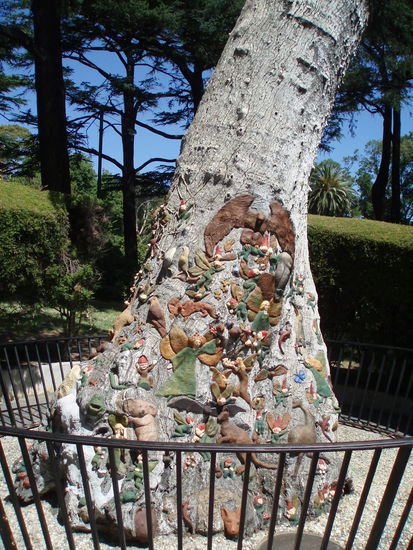 Der Fairy Tree (Feenbaum), ein alter Eukalyptusbaum, der vom Künstler Ola Kohn gestaltet wurde