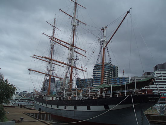 Am Südufer liegt die Polly Woodside, ein Segelschiff von 1885 und eines der ersten Schiffe mit Eisenrumpf.