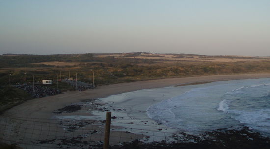 Blick von der Straße auf den Pinguin-Strand und die Tribüne
