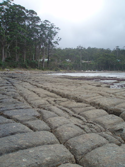 Dies sieht aus wie Pflastersteine, entstand aber durch Erosion