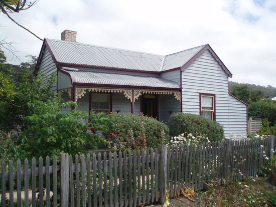 Eines der hübschen Häuser aus der Zeit der Dorfgemeinschaft