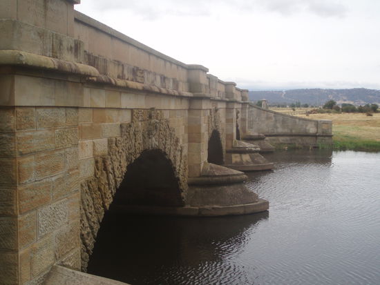 Die Brücke von 1836. Gouverneur Arthur war davon so begeistert, dass er den Steinmetz begnadigte, nicht erkennend, dass dieser eine Veralberung des Gouverneurs in die Motive eingemeißelt hatte 