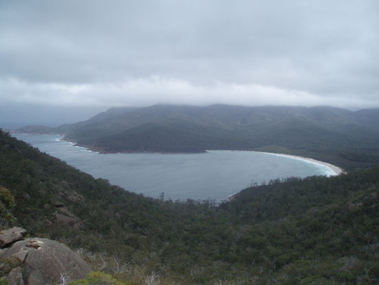 Man stelle sich auf diesem Foto strahlende Sonne, knallblaues Meer und schneeweißen Strand vor, dann hat man in etwa das Postkartenmotiv, das sich hier bei gutem Wetter präsentiert 