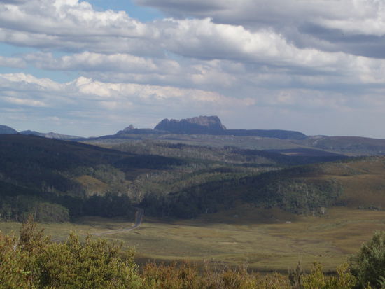 Dort ist er! Der Cradle Mountain. Es ist nicht der höchste Berg Tasmaniens, aber mit Abstand der berühmteste.