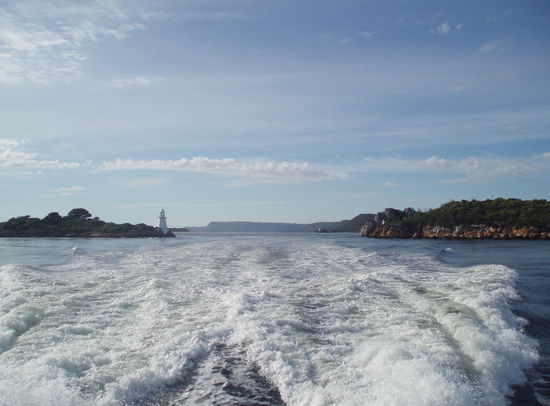 Hell's Gate - die Einfahrt zum Hafen wurde früher Höllentor genannt, weil die Sträflinge durch diese Einfahrt auf Tasmanien ankamen, um ihre Haft anzutreten. Kaum zu glauben, so schön wie es heute ist.
