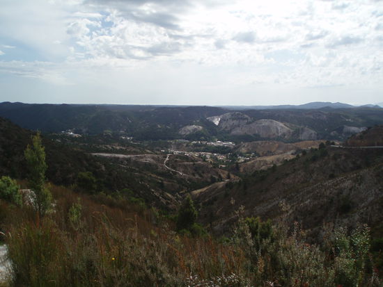 Drumherum sieht es leider nicht schön aus, sondern ziemlich hässlich. Für den Bergbau wurde der gesamte Wald abgehauen. Dies ist die andere Seite Tasmaniens, auch wenn man sie als Tourist fast nie zu Gesicht bekommt!