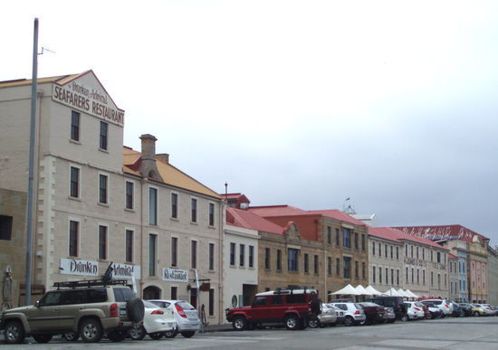 An der Hunter Street reihen sich schöne alte Hafengebäuden aneinander